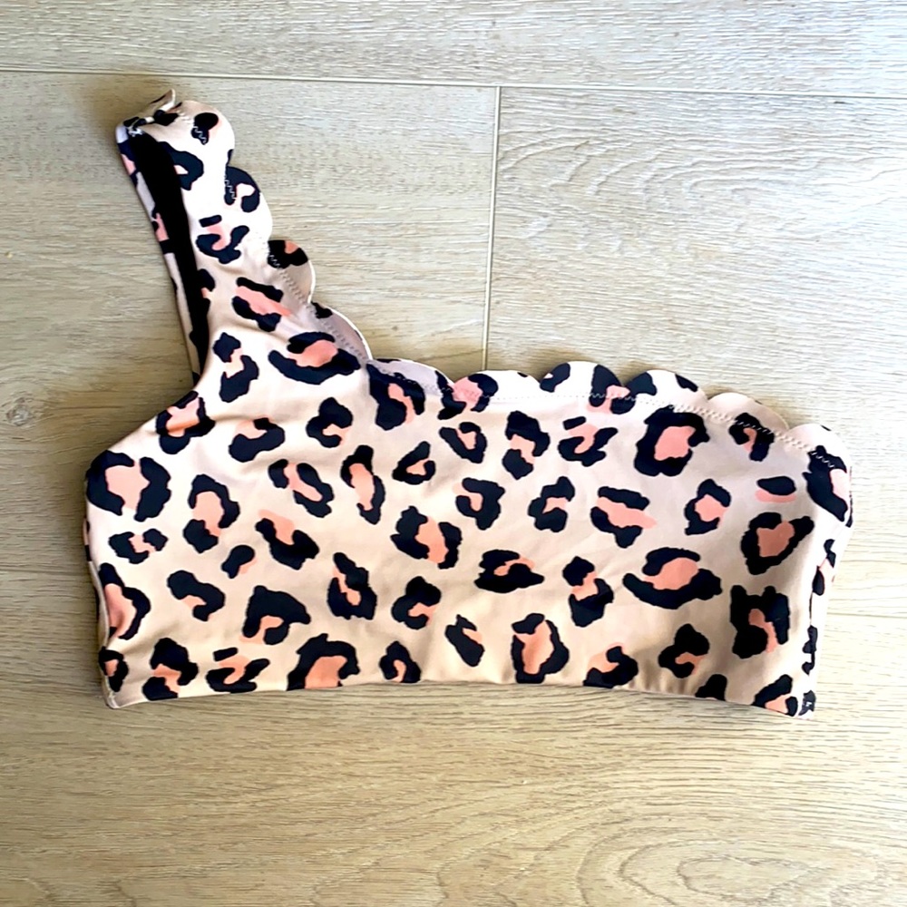Chelsea28 scalloped leopard swim top
